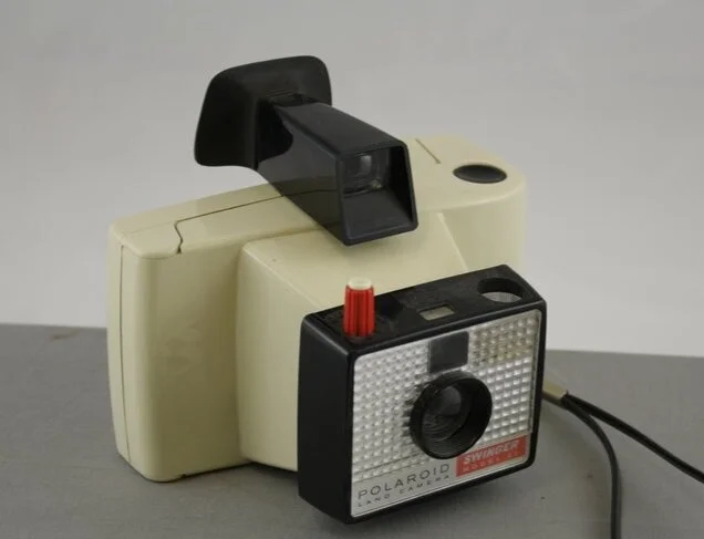 1970年代のポラロイドカメラの値段って、普通のフィルムカメラと比べて